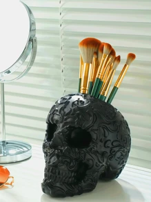 骷髅头化妆刷架兼笔筒，适用于梳妆台、书桌、办公室收纳，也可作为万圣节糖果碗或哥特式装饰品。