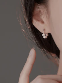 一对银珍珠吊坠耳环，优雅设计女士珠宝