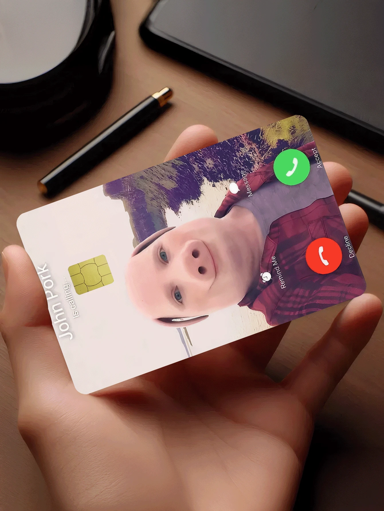1张约翰·波切利诺（John Porcellino）电话表情信用卡装饰贴纸，趣味电话界面PVC卡创意个性化超薄防指纹保护套，高品质，防刮擦，男女通用，适用于小型芯片卡、银行卡、信用卡、交通卡、学生证等DIY，热门网络名人表情贴纸，趣味恶搞礼物，返校用品 - 多色 - 查看 1