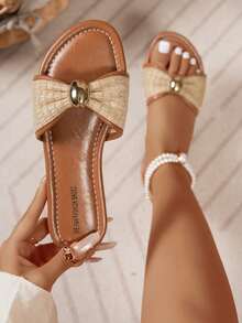 Damskie płaskie sandały z metalowymi zdobieniami i plecionymi detalami, słomkowe plecione, eleganckie, okrągłe noski, urocze kapcie, odpowiednie na co dzień latem