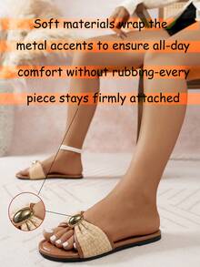 Damskie płaskie sandały z metalowymi zdobieniami i plecionymi detalami, słomkowe plecione, eleganckie, okrągłe noski, urocze kapcie, odpowiednie na co dzień latem