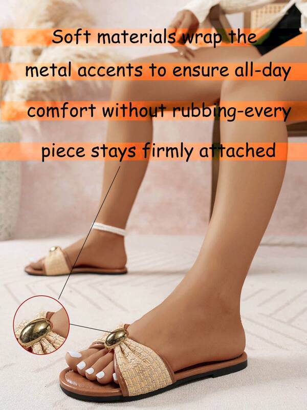 Damskie płaskie sandały z metalowymi zdobieniami i plecionymi detalami, słomkowe plecione, eleganckie, okrągłe noski, urocze kapcie, odpowiednie na co dzień latem