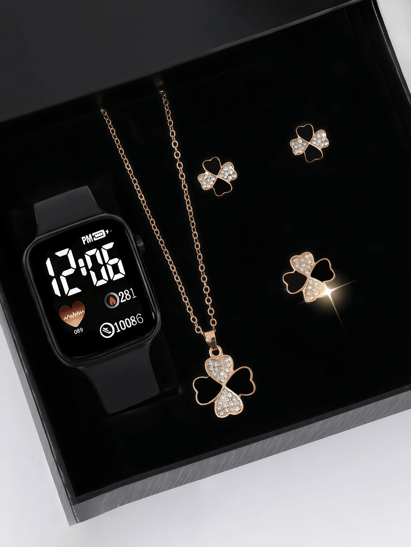 5 Stücke/Set 1 Stücke Herz-förmige LED Digital Uhr + 4 Stücke Diamant-besetzte Kleeblatt Schmuckset, personalisierte Herz-zu-Herz Kleeblumen Halskette, Ring, Ohrringe 3-teiliges Set, perfekte Geschenke für Halloween