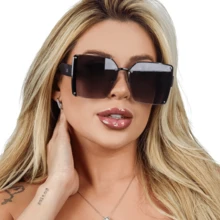 Óculos de Sol Feminino com Design Geométrico Ousado e Aura Retrô para Looks que Transbordam Atitude