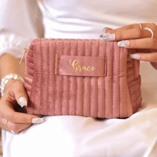 个性化化妆包、个性化伴娘礼物、旅行洗漱包和化妆包、女士礼物、结婚礼物、圣诞礼物、母亲节礼物、多功能、装饰性、字母、纯色、精致、时尚、复古、现代、多彩、休闲、基础款、休闲、柔软、独特、定制、个性化、定制、送给她的理想礼物、女朋友、她、男朋友、朋友、圣诞节美容配饰 - 彩色 - 查看 4