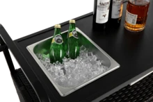 Sairedel Stół barowy na zewnątrz, wózek barowy z wikliny z szafką, wózek do serwowania na patio ze stalowym blatem, z jednym wiaderkiem na lód, blokowane kółka, boczny kosz do ogrodu, basenu i na podwórko, czarny - Czarne - Zobacz 3