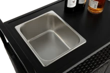 Sairedel Stół barowy na zewnątrz, wózek barowy z wikliny z szafką, wózek do serwowania na patio ze stalowym blatem, z jednym wiaderkiem na lód, blokowane kółka, boczny kosz do ogrodu, basenu i na podwórko, czarny - Czarne - Zobacz 8