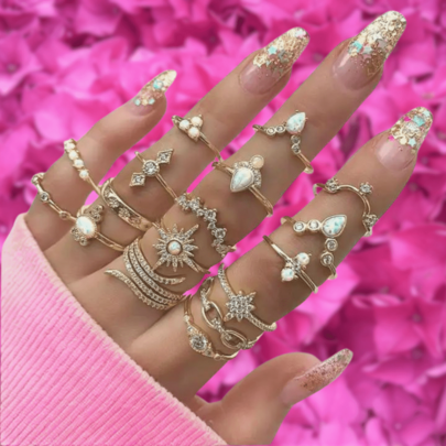 Set de 17 Anillos Dorados Ajustables para Mujer – Anillos Estilo Boho Chic Vintage con Piedras Imitación Perla y Cristal – Joyas de Moda para Manos Elegantes – Tallas Mixtas 16 a 20 mm – Accesorios de Moda para Fiesta, Regalo o Uso Diario – Anillos Apilables para Dedos Midi Ring Stackable – Acabado Dourado con Estilo Minimalista y Detalles Únicos – Ideal para Decorar Todas las Manos con un Solo Juego – Incluye Diseños de Estrella, Gota, Corona, Sol, Flor y Curvas – Joyas Doradas Femeninas de Estilo Delicado y Romántico – Anillos para Mujer Joven, Adolescente y Fashion Lover – Perfectos para Outfits de Verano, Primavera o para Look Bohemio y Casual – Joyería Fantasía Moderna para Día a Día, San Valentín, Navidad o Cumpleaños – Set de Anillos para Dedos Finos y Gruesos – Resalta tu Estilo con Combinaciones Únicas sin Gastar de Más