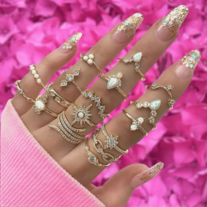 Set de 17 Anillos Dorados Ajustables para Mujer – Anillos Estilo Boho Chic Vintage con Piedras Imitación Perla y Cristal – Joyas de Moda para Manos Elegantes – Tallas Mixtas 16 a 20 mm – Accesorios de Moda para Fiesta, Regalo o Uso Diario – Anillos Apilables para Dedos Midi Ring Stackable – Acabado Dourado con Estilo Minimalista y Detalles Únicos – Ideal para Decorar Todas las Manos con un Solo Juego – Incluye Diseños de Estrella, Gota, Corona, Sol, Flor y Curvas – Joyas Doradas Femeninas de Estilo Delicado y Romántico – Anillos para Mujer Joven, Adolescente y Fashion Lover – Perfectos para Outfits de Verano, Primavera o para Look Bohemio y Casual – Joyería Fantasía Moderna para Día a Día, San Valentín, Navidad o Cumpleaños – Set de Anillos para Dedos Finos y Gruesos – Resalta tu Estilo con Combinaciones Únicas sin Gastar de Más