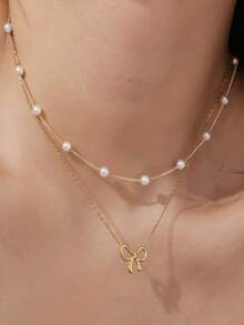 2 件不锈钢蝴蝶结吊坠项链套装，时尚简约蝴蝶结和 O 形珍珠链分层颈链，适合女性（珍珠数量随机）