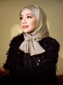 1 pieza Pañuelo cuadrado de satén suave y sólido de 110*110cm para mujer, pañuelo para la cabeza y el cuello, pañuelo de moda ideal para realzar tu look. Adecuado para la playa, al aire libre, viajes y uso diario. Un gran regalo para el Día de San Valentín, el Día de la Madre, Acción de Gracias, Navidad para familiares, hermanas, amigos y madres.