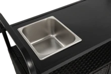 Sairedel Stół barowy na zewnątrz, wózek barowy z wikliny z szafką, wózek do serwowania na patio ze stalowym blatem, z jednym wiaderkiem na lód, blokowane kółka, boczny kosz do ogrodu, basenu i na podwórko, czarny - Czarne - Zobacz 5