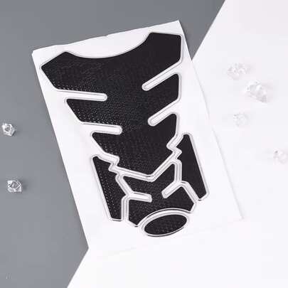 3D Universal Self-Adhesive Motorcycle Tank Protector 1 Piece – Non-Slip And Scratch Resistant – Sport Decal For Naked, Touring, Cross And Street Motorcycles – Adhesive Protector For Motorcycle Gas Tank – Anti-Scratch Pad For Gas Tank – Embossed Design With Honeycomb Texture – Motorcycle Protection Accessory Against Zippers, Buttons, Belts And Abrasion – Compatible With Italika, Suzuki, Vento, BMW, KTM, Kawasaki Motorcycles – Waterproof Anti-Wear Protective Sticker – Decorative PVC Protector For Fuel Tank – Anti-Fingerprint And Anti-Scratch Protective Cover – Compatible With Round And Straight Tanks – Quick Installation Without Tools – Black Color With Fluorescent Or Neutral Edges – Improves Grip When Cornering And Braking – Functional Aesthetic Protector For Motorcycle Tank