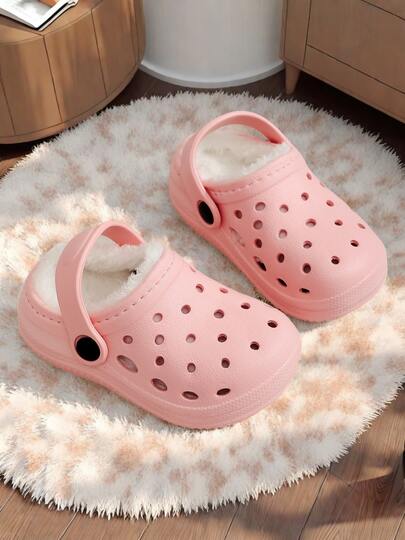 Nuevas pantuflas perforadas de moda para niños y niñas para el invierno, ocio diario, transpirabilidad, uso en el hogar y al aire libre, de unicolor, suela plana simple, cómodas y versátiles