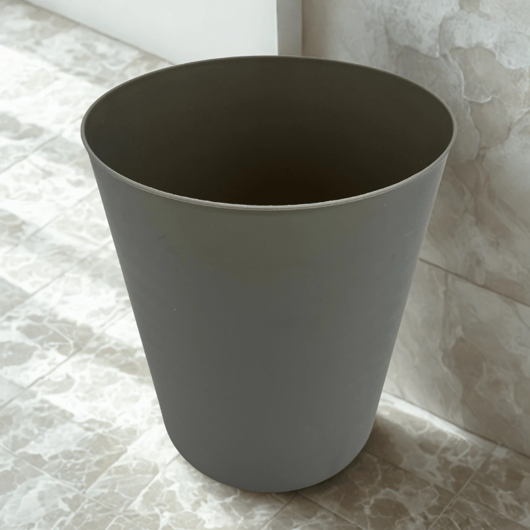 Juego de 2 cestos papelero compactos de polipropileno, libres de BPA; resistentes, ecológicos y funcionales para baño, oficina, escritorio y hogar. - Gris - Ver 1