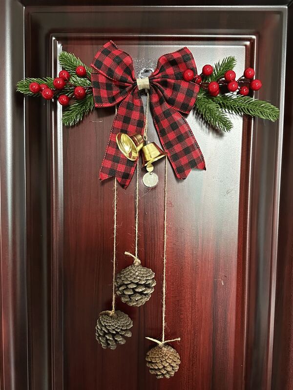 1pc Christmas Door Decoration,Christmas Decorations ,Hanging With Pines Red Berries And Pure Natural Pine Cones