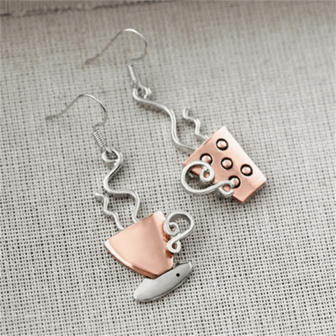 1 对复古创意不对称咖啡杯和茶杯吊坠耳环，时尚独特的派对珠宝礼物，适合女性