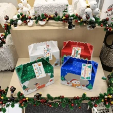 Sacs cadeaux de Noël avec fenêtres et étiquettes, pack de 12 sacs cadeaux en papier de Noël avec 4 designs assortis pour la fête de Noël et les vacances