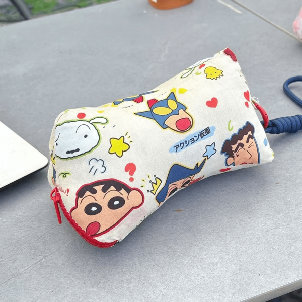 CRAYON SHINCHAN 1 pieza Almohada de cuello portátil especial de CRAYON SHINCHAN, nueva almohada de cuello para avión, almohada para siesta, almohada triangular para dormir perfecta para suministros de fiesta y regalos de vacaciones