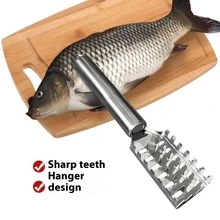 不锈钢刮鱼鳞器采用优质不锈钢材质，刷头坚固有质感，4排刮片，轻松刮除鱼鳞，鱼鳞不飞溅，也不会刮伤鱼身，让您放心大胆的刮鱼鳞，适用于厨房餐厅，是送给厨师的礼物