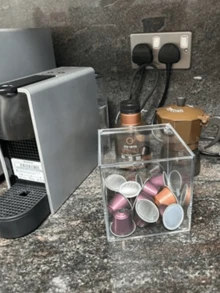 Soporte para cápsulas de café acrílico con tapa - Organizador de cápsulas a prueba de polvo para almacenamiento de dulces en la cocina (Vuelta al colegio) - Multicolor - Ver 1