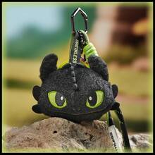 《驯龙高手》夜煞毛绒钥匙扣 - 官方授权，采用优质毛绒面料精心制作，忠实还原夜煞的标志性设计。360°旋转金属挂钩，方便挂在背包、钥匙或行李箱上，并采用耐用防水材质。可爱造型与实用功能完美结合，是《驯龙高手》粉丝的理想之选。 - 彩色 - 查看 1