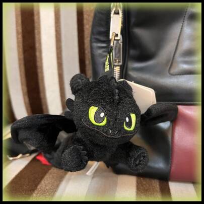 ​​How To Train Your Dragon Night Fury Plush Keychain​​-Officially Licensed And Crafted With Premium Plush Fabric, This Keychain Faithfully Recreates Toothless' Iconic Look. The 360° Swivel Metal Hook Easily Attaches To Backpacks, Keys Or Luggage, Featuring Durable Waterproof Material. A Perfect Blend Of Adorable Design And Practical Functionality For Dragon Fans.