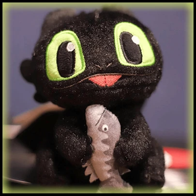 ​​How To Train Your Dragon Night Fury Plush Keychain​​-Officially Licensed And Crafted With Premium Plush Fabric, This Keychain Faithfully Recreates Toothless' Iconic Look. The 360° Swivel Metal Hook Easily Attaches To Backpacks, Keys Or Luggage, Featuring Durable Waterproof Material. A Perfect Blend Of Adorable Design And Practical Functionality For Dragon Fans.