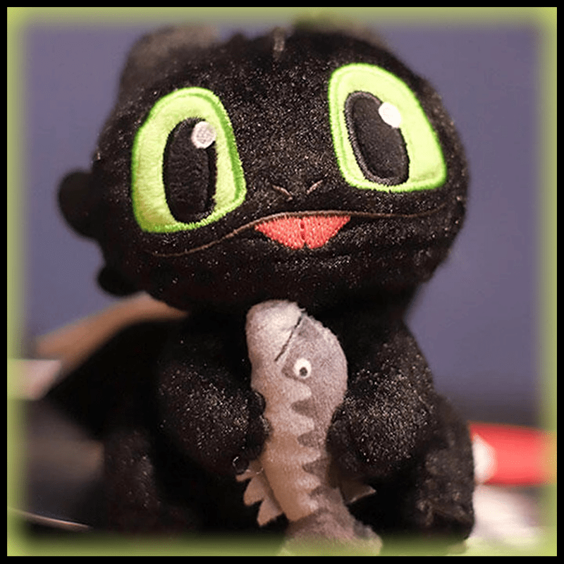 ​​《驯龙高手》夜煞毛绒钥匙扣​​——这款钥匙扣经官方授权，采用优质毛绒面料精心制作，忠实还原了无牙仔的标志性造型。360°旋转金属挂钩采用耐用防水材质，可轻松挂在背包、钥匙或行李箱上。完美融合了可爱设计与实用功能，是龙迷们的首选。