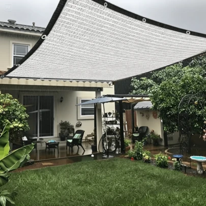 轻盈奢华铝箔遮阳网，反射阳光，保护隐私，安装简便，高密度铝膜抗老化，适用于家庭、房车、户外露营、庭院、温室、阳台、凉亭、花园等多种场景。