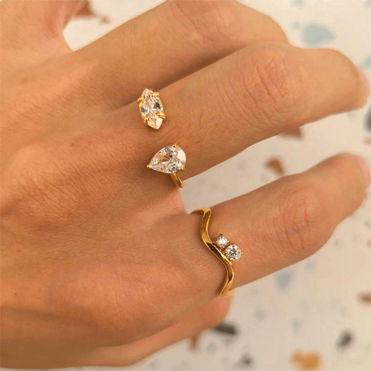 Aritio 1 件奢华 18K 镀金不锈钢锆石装饰单戒指，适合女性日常和婚礼佩戴，礼物 - 彩色 - 查看 1