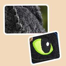 《驯龙高手》夜煞毛绒钥匙扣 - 官方授权，采用优质毛绒面料精心制作，忠实还原夜煞的标志性设计。360°旋转金属挂钩，方便挂在背包、钥匙或行李箱上，并采用耐用防水材质。可爱造型与实用功能完美结合，是《驯龙高手》粉丝的理想之选。 - 彩色 - 查看 7