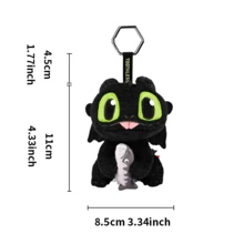 《驯龙高手》夜煞毛绒钥匙扣 - 官方授权，采用优质毛绒面料精心制作，忠实还原夜煞的标志性设计。360°旋转金属挂钩，方便挂在背包、钥匙或行李箱上，并采用耐用防水材质。可爱造型与实用功能完美结合，是《驯龙高手》粉丝的理想之选。 - 彩色 - 查看 9