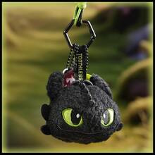 《驯龙高手》夜煞毛绒钥匙扣 - 官方授权，采用优质毛绒面料精心制作，忠实还原夜煞的标志性设计。360°旋转金属挂钩，方便挂在背包、钥匙或行李箱上，并采用耐用防水材质。可爱造型与实用功能完美结合，是《驯龙高手》粉丝的理想之选。 - 彩色 - 查看 5