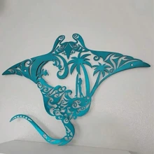 Arte de pared de metal de 2D raya torpedo, artesanía de metal en degradado, escena de criaturas marinas, raya manta, surf, tabla de surf, pez, concha, decoración del hogar del regalo de la isla de ola, perfecto para la decoración de la habitación