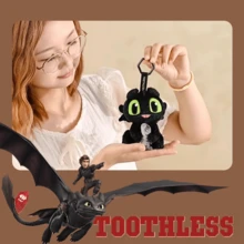 《驯龙高手》夜煞毛绒钥匙扣 - 官方授权，采用优质毛绒面料精心制作，忠实还原夜煞的标志性设计。360°旋转金属挂钩，方便挂在背包、钥匙或行李箱上，并采用耐用防水材质。可爱造型与实用功能完美结合，是《驯龙高手》粉丝的理想之选。 - 彩色 - 查看 5