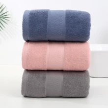 Toalla de baño hecha de tela de poliéster-algodón tipo celda, en colores gris, azul y rosa. Es una tela diaria, cómoda y suave, apta tanto para niños como para adultos. Con dimensiones de 70*140 cm, es amplia enough para envolver todo el cuerpo.Se vende por unidad o en un pack de tres con tres colores diferentes. - Rosa - Ver 4