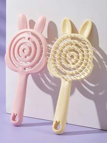 Un peigne à cheveux portable conçu sous la forme d'un petit lapin, qui peut masser le cuir chevelu et convient aussi bien aux cheveux secs que mouillés. Il est idéal pour les voyages, l'utilisation à la maison et les sorties, et fait un excellent cadeau pour la Saint-Valentin.