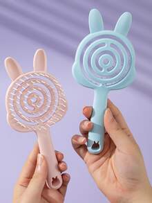 Un peigne à cheveux portable conçu sous la forme d'un petit lapin, qui peut masser le cuir chevelu et convient aussi bien aux cheveux secs que mouillés. Il est idéal pour les voyages, l'utilisation à la maison et les sorties, et fait un excellent cadeau pour la Saint-Valentin.