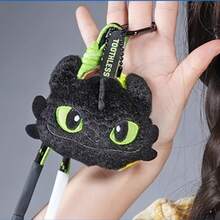 《驯龙高手》夜煞毛绒钥匙扣 - 官方授权，采用优质毛绒面料精心制作，忠实还原夜煞的标志性设计。360°旋转金属挂钩，方便挂在背包、钥匙或行李箱上，并采用耐用防水材质。可爱造型与实用功能完美结合，是《驯龙高手》粉丝的理想之选。 - 彩色 - 查看 3