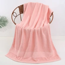 Toalla de baño hecha de tela de poliéster-algodón tipo celda, en colores gris, azul y rosa. Es una tela diaria, cómoda y suave, apta tanto para niños como para adultos. Con dimensiones de 70*140 cm, es amplia enough para envolver todo el cuerpo.Se vende por unidad o en un pack de tres con tres colores diferentes. - Rosa - Ver 2