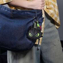 《驯龙高手》夜煞毛绒钥匙扣 - 官方授权，采用优质毛绒面料精心制作，忠实还原夜煞的标志性设计。360°旋转金属挂钩，方便挂在背包、钥匙或行李箱上，并采用耐用防水材质。可爱造型与实用功能完美结合，是《驯龙高手》粉丝的理想之选。 - 彩色 - 查看 4