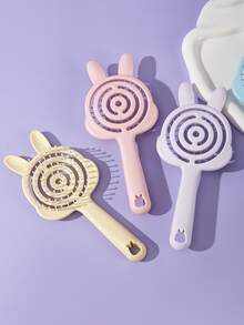 Un peigne à cheveux portable conçu sous la forme d'un petit lapin, qui peut masser le cuir chevelu et convient aussi bien aux cheveux secs que mouillés. Il est idéal pour les voyages, l'utilisation à la maison et les sorties, et fait un excellent cadeau pour la Saint-Valentin.