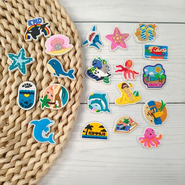 20 piezas Accesorios de zapatos de playa de verano con diseños de dibujos animados - Flores, hebillas y decoraciones de PVC para sandalias - Regalos de dijes para zapatos
