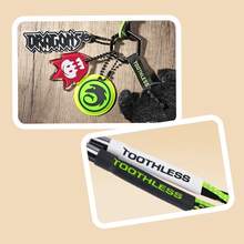 《驯龙高手》夜煞毛绒钥匙扣 - 官方授权，采用优质毛绒面料精心制作，忠实还原夜煞的标志性设计。360°旋转金属挂钩，方便挂在背包、钥匙或行李箱上，并采用耐用防水材质。可爱造型与实用功能完美结合，是《驯龙高手》粉丝的理想之选。 - 彩色 - 查看 6