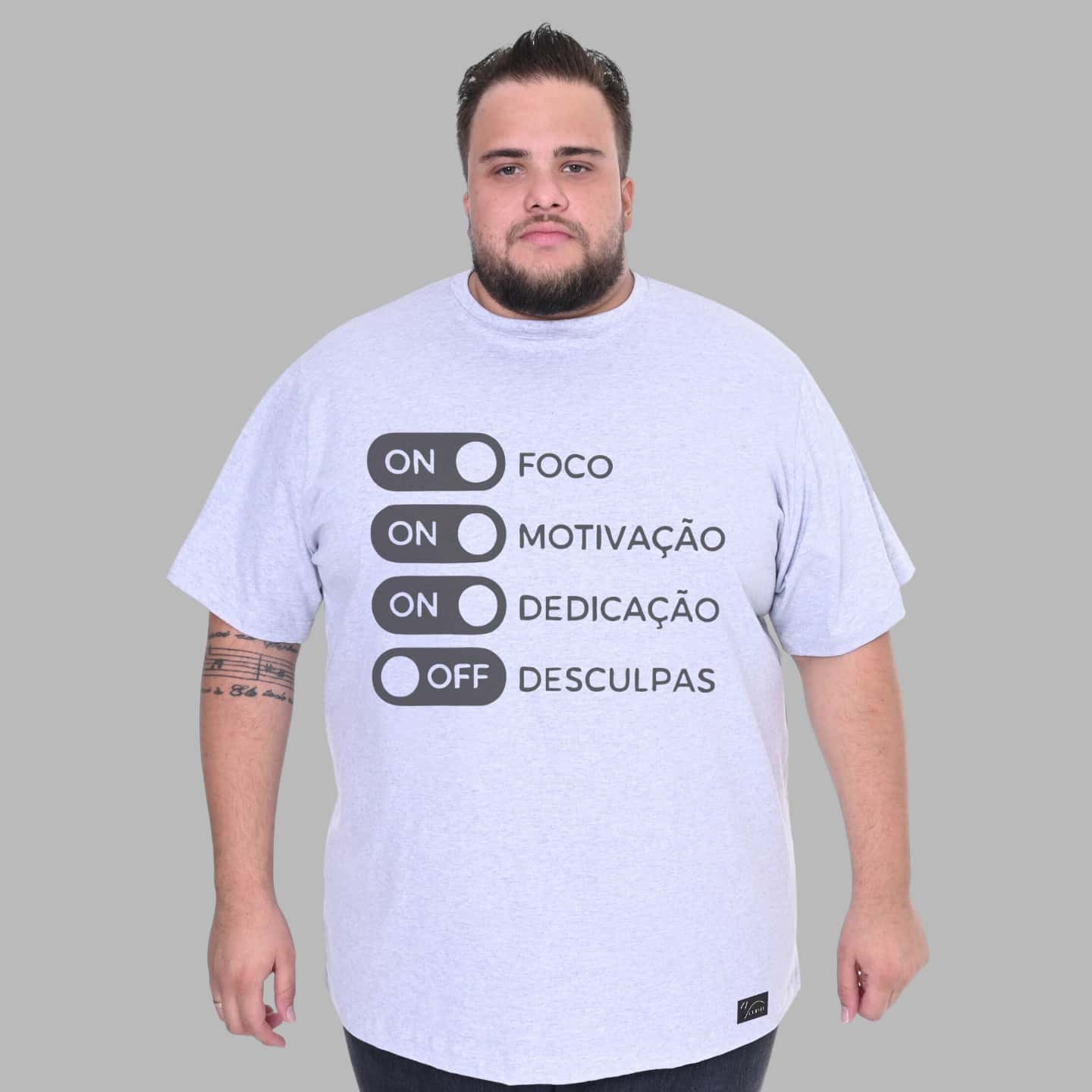 Camisa Foco motivação Plus Size Masculina Camiseta - Cinza - Visão 1
