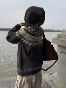 几何图案牛角扣长袖连帽开衫，高品质休闲舒适上衣，时尚保暖女装，适合秋冬季穿着 - 深灰色 - 查看 2