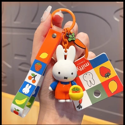 米菲经典钥匙扣——标志性的荷兰兔子吊饰！简约设计与日常实用性的完美结合，非常适合挂钥匙、包包配饰或收藏品。随处散发怀旧气息！