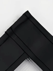 Zimą można stosować izolację okienną i kurtyny grzewcze, membrany wiatroszczelne i dźwiękoszczelne, folie uszczelniające, samoprzylepne folie izolacyjne bąbelkowe oraz zdejmowane zasłony drzwiowe.