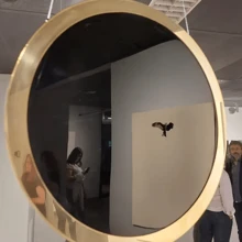 1 pieza Espejo de piedra de obsidiana negra natural con soporte de estilo aleatorio, espejo de cristal negro natural, disco de obsidiana negra, decoración del hogar, regalo especial, adecuado para exorcismo, ajuste de la energía del hogar